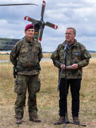 Bundesminister Boris Pistorius besucht Transporthubschrauberregiment 30, Külsheim,23.07.2026 Verteidigungsminister Boris Pistorius (rechts) spricht am Mikrofon, der Gesichtsausdruck wirkt konzentriert und bestimmt. Links steht Oberst Roger Kahle-Specht, Kommandeur Transporthubschrauberregiment 30 Tauberfranken , im Hintergrund ein Transporthubschrauber der Bundeswehr. Hardheim Baden-Württemberg Deutschland *** Federal Minister Boris Pistorius visits Transport Helicopter Regiment 30, Külsheim, July 23, 2026. Defense Minister Boris Pistorius (right) speaks into the microphone; his expression appears focused and determined. To his left stands Colonel Roger Kahle Specht, commander of Transport Helicopter Regiment 30 Tauberfranken; in the ba 20260723-1V9A5985-M4000