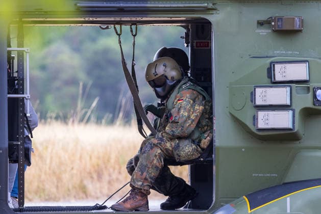 Bundesminister Boris Pistorius besucht Transporthubschrauberregiment 30, Külsheim,23.07.2026 Ein Bundeswehr-Soldat in Flugschutzausrüstung und Tarnuniform sitzt in der geöffneten Seitenluke eines NH90-Transporthubschraubers. Der Soldat trägt einen Flughelm mit Visier und die Deutschlandfahne als Schulterabzeichen. Hardheim Baden-Württemberg Deutschland *** Federal Minister Boris Pistorius visits Transport Helicopter Regiment 30 in Külsheim,July 23, 2026 A Bundeswehr soldier in flight safety gear and camouflage uniform sits in the open side hatch of an NH90 transport helicopter. The soldier is wearing a flight helmet with a visor and the German flag as a shoulder insignia. Hardheim, Baden-Württemberg, Germany 20260723-286A2428-M4000