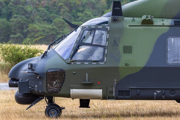 Bundesminister Boris Pistorius besucht Transporthubschrauberregiment 30, Külsheim,23.07.2026 Ein NH90-Transporthubschrauber des Transporthubschrauberregiments 30 Tauberfranken steht am Boden. Im Cockpit ist ein Pilot in Ausrüstung zu erkennen. Der Hubschrauber trägt olivgrüne Tarnlackierung mit Verbandsabzeichen. Hardheim Baden-Württemberg Deutschland *** Federal Minister Boris Pistorius visits Transport Helicopter Regiment 30 in Külsheim,July 23, 2026 An NH90 transport helicopter from Transport Helicopter Regiment 30 Tauberfranken is parked on the ground. A pilot in flight gear can be seen in the cockpit. The helicopter is painted in olive-green camouflage with the unit insignia of Hardheim, Baden Württemberg, Germany 20260723-286A2575-M4000