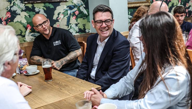Andy Burnham visit to Harlow 23 07 2026 Britain s Prime Minister Andy Burnham speaks with locals during a visit to the Hare Inn in Harlow, east of London with the Chancellor John Healy. The UK government Thursday announced a tax cut for struggling pubs, clubs and live music venues as new Prime Minister Andy Burnham aims to ease the cost of living crisis.  Copyright: xRichardxPohlex NINTCHDBPICT001097077233