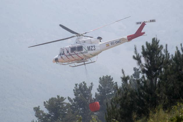 The fire in Castropodame, León, forces the evacuation of two towns A helicopter assists in firefighting efforts on July 23, 2026, in Castropodame, León, Castile and León, Spain. Weather conditions have facilitated work overnight due to light winds and relatively high humidity, although the precautionary evacuation order remains in effect for the towns of Turienzo Castanero and San Pedro Castanero. JULY 23, 2026 FOREST FIRE Castropodame, León, Castile and L Castropodame, León, Castile and L Spain  Copyright: xCarlosxCastrox 7683169