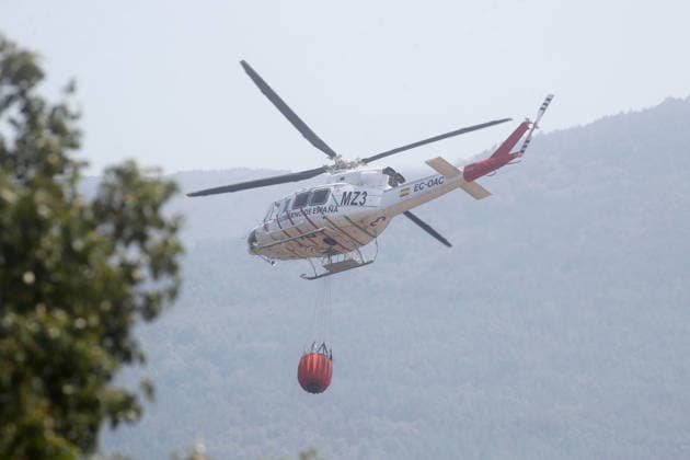 The fire in Castropodame, León, forces the evacuation of two towns A helicopter assists in firefighting efforts on July 23, 2026, in Castropodame, León, Castile and León, Spain. Weather conditions have facilitated work overnight due to light winds and relatively high humidity, although the precautionary evacuation order remains in effect for the towns of Turienzo Castanero and San Pedro Castanero. JULY 23, 2026 FOREST FIRE Castropodame, León, Castile and L Castropodame, León, Castile and L Spain  Copyright: xCarlosxCastrox 7683170