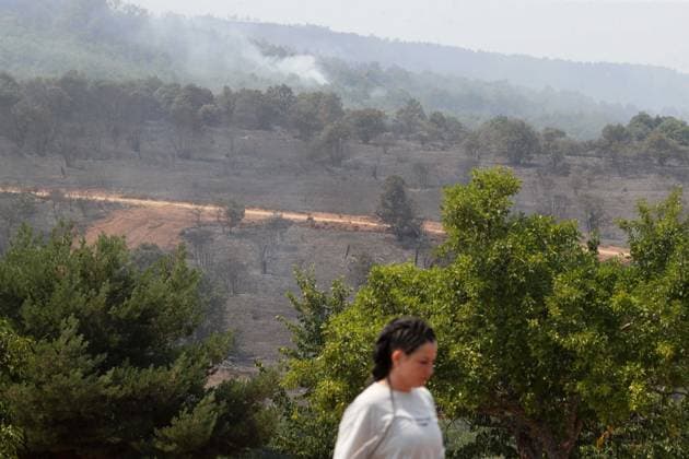 Fire in Castropodame, León, Forces Evacuation of Two Towns Column of smoke from the fire, July 23, 2026, in Castropodame, León, Castile and León, Spain. Weather conditions have facilitated firefighting efforts overnight due to light winds and relatively high humidity, although the precautionary evacuation order remains in effect for the towns of Turienzo Castanero and San Pedro Castanero. JULY 23, 2026 FOREST FIRE Castropodame, León, Castile and L Castropodame, León, Castile and L Spain  Copyright: xCarlosxCastrox 7683177