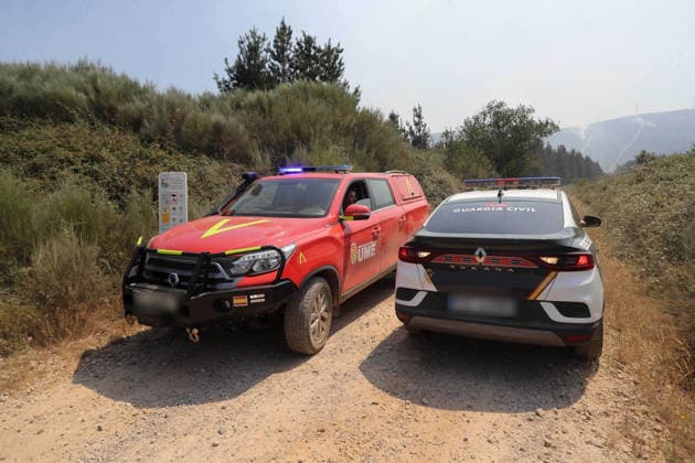The fire in Castropodame, León, forces the evacuation of two towns Vehicles from the UME and the Civil Guard during firefighting operations on July 23, 2026, in Castropodame, León, Castile and León, Spain. Weather conditions have facilitated work overnight due to light winds and relatively high humidity, although the preventive evacuation order remains in effect for the towns of Turienzo Castanero and San Pedro Castanero. JULY 23, 2026 FOREST FIRE PIXELADA Castropodame, León, Castile and L Castropodame, León, Castile and L Spain  Copyright: xCarlosxCastrox 7683180