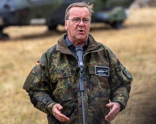 Bundesminister Boris Pistorius besucht Transporthubschrauberregiment 30, Külsheim,23.07.2026 Bundesverteidigungsminister Boris Pistorius spricht in Flecktarnuniform am Mikrofon. Der Namensschild BM Pistorius ist auf der Jacke sichtbar. Pistorius wirkt engagiert und erklaerend, mit leicht geoeffnetem Mund und begleitenden Handgesten. Hardheim Baden-Württemberg Deutschland *** Federal Minister Boris Pistorius visits Transport Helicopter Regiment 30, Külsheim, July 23, 2026 Federal Minister of Defense Boris Pistorius speaks into a microphone while wearing a camouflage uniform. The name tag BM Pistorius is visible on his jacket. Pistorius appears engaged and explanatory, with his mouth slightly open and accompanying hand gestures. Hardhe 20260723-1V9A6065-M4000