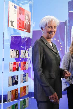 23.07.2026 , Frankfurt, DEU Christine Lagarde, Praesidentin der Europaeischen Zentralbank . Christine Lagarde stellt die Entwuerfe fuer die neuen Euroscheine vor. In den naechsten Wochen koennen die Buerger abstimmen, ob sie sich fuer die Voegel auf den Scheinen entscheiden oder lieber beruehmte Europaer. *** July 23, 2026, Frankfurt, Germany Christine Lagarde, President of the European Central Bank Christine Lagarde presents the designs for the new euro banknotes In the coming weeks, citizens will be able to vote on whether they prefer the birds on the banknotes or famous Europeans