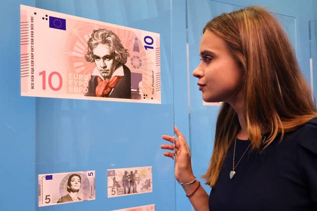 23.07.2026 , Frankfurt, DEU Christine Lagarde, Praesidentin der Europaeischen Zentralbank . Christine Lagarde stellt die Entwuerfe fuer die neuen Euroscheine vor. In den naechsten Wochen koennen die Buerger abstimmen, ob sie sich fuer die Voegel auf den Scheinen entscheiden oder lieber beruehmte Europaer. Eine EZB Mitarbeiterin schaut sich interessiert den Beethoven an *** July 23, 2026, Frankfurt, Germany Christine Lagarde, President of the European Central Bank Christine Lagarde presents the designs for the new euro banknotes In the coming weeks, citizens will be able to vote whether they prefer the birds on the bills or famous Europeans. An ECB employee looks at the image of Beethoven with interest