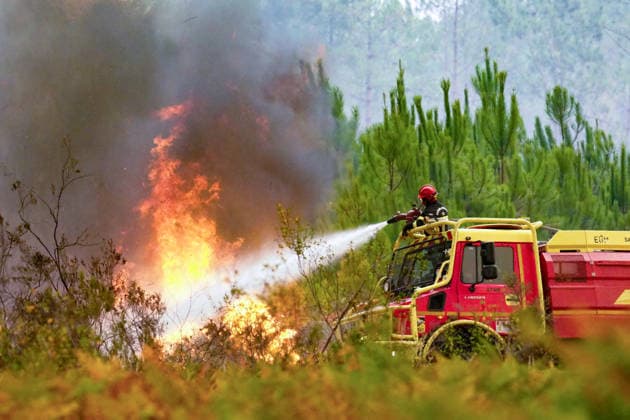 Fire in Gironde: Flames Are Approaching Lège-Cap-Ferret, France, July 23, 2026. The intense fire that broke out on Wednesday, July 22, at 12:00 p.m. in Saumos, Gironde, has burned more than 31 km² of forest. Since yesterday, nearly 20,000 people have been evacuated as a precaution or are in the process of being evacuated. 700 firefighters have been deployed to the scene, with aerial support. Guillaume Collet Bestimage Wildfire in Gironde: Flames Closing In on Lège-Cap-Ferret, France, July 23, 2026 The intense fire that broke out at noon on Wednesday, July 22, in Saumos, Gironde, has burned more than 31 square kilometers of forest. Since yesterday, nearly 20,000 people have been—or are currently being—evacuated as a precaution. 700 firefigh  Copyright: xGuillaumexCollet BestimagexGuillaumexCollet Bestimagex