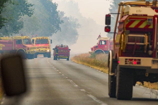 Fire in Gironde: Flames Are Approaching Lège-Cap-Ferret, France, July 23, 2026. The intense fire that broke out on Wednesday, July 22, at 12:00 p.m. in Saumos, Gironde, has burned more than 31 km² of forest. Since yesterday, nearly 20,000 people have been evacuated as a precaution or are in the process of being evacuated. 700 firefighters have been deployed to the scene, with aerial support. Guillaume Collet Bestimage Wildfire in Gironde: Flames Closing In on Lège-Cap-Ferret, France, July 23, 2026 The intense fire that broke out at noon on Wednesday, July 22, in Saumos, Gironde, has burned more than 31 square kilometers of forest. Since yesterday, nearly 20,000 people have been—or are currently being—evacuated as a precaution. 700 firefigh  Copyright: xGuillaumexCollet BestimagexGuillaumexCollet Bestimagex