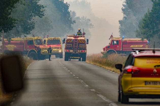 Fire in Gironde: Flames Are Approaching Lège-Cap-Ferret, France, July 23, 2026. The intense fire that broke out on Wednesday, July 22, at 12:00 p.m. in Saumos, Gironde, has burned more than 31 km² of forest. Since yesterday, nearly 20,000 people have been evacuated as a precaution or are in the process of being evacuated. 700 firefighters have been deployed to the scene, with aerial support. Guillaume Collet Bestimage Wildfire in Gironde: Flames Closing In on Lège-Cap-Ferret, France, July 23, 2026 The intense fire that broke out at noon on Wednesday, July 22, in Saumos, Gironde, has burned more than 31 square kilometers of forest. Since yesterday, nearly 20,000 people have been—or are currently being—evacuated as a precaution. 700 firefigh  Copyright: xGuillaumexCollet BestimagexGuillaumexCollet Bestimagex