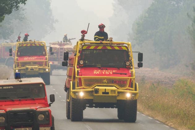 Fire in Gironde: Flames Are Approaching Lège-Cap-Ferret, France, July 23, 2026. The intense fire that broke out on Wednesday, July 22, at 12:00 p.m. in Saumos, Gironde, has burned more than 31 km² of forest. Since yesterday, nearly 20,000 people have been evacuated as a precaution or are in the process of being evacuated. 700 firefighters have been deployed to the scene, with aerial support. Guillaume Collet Bestimage Wildfire in Gironde: Flames Closing In on Lège-Cap-Ferret, France, July 23, 2026 The intense fire that broke out at noon on Wednesday, July 22, in Saumos, Gironde, has burned more than 31 square kilometers of forest. Since yesterday, nearly 20,000 people have been—or are currently being—evacuated as a precaution. 700 firefigh  Copyright: xGuillaumexCollet BestimagexGuillaumexCollet Bestimagex