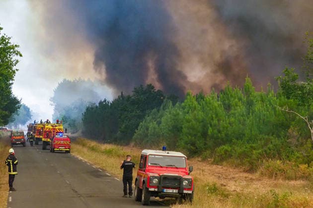 Fire in Gironde: Flames Are Approaching Lège-Cap-Ferret, France, July 23, 2026. The intense fire that broke out on Wednesday, July 22, at 12:00 p.m. in Saumos, Gironde, has burned more than 31 km² of forest. Since yesterday, nearly 20,000 people have been evacuated as a precaution or are in the process of being evacuated. 700 firefighters have been deployed to the scene, with aerial support. Guillaume Collet Bestimage Wildfire in Gironde: Flames Closing In on Lège-Cap-Ferret, France, July 23, 2026 The intense fire that broke out at noon on Wednesday, July 22, in Saumos, Gironde, has burned more than 31 square kilometers of forest. Since yesterday, nearly 20,000 people have been—or are currently being—evacuated as a precaution. 700 firefigh  Copyright: xGuillaumexCollet BestimagexGuillaumexCollet Bestimagex
