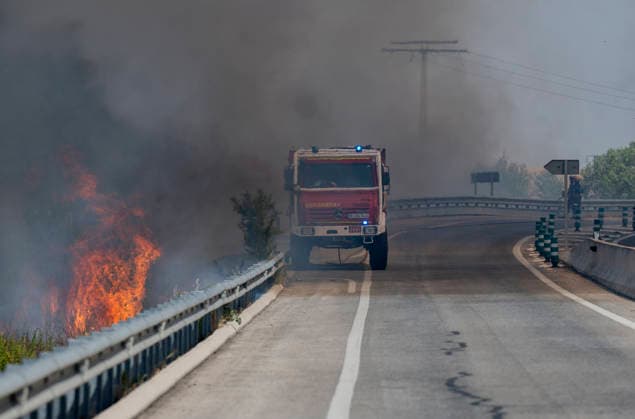 AVE Service Between Madrid and Barcelona Restored After Outage Caused by Fire A fire truck during efforts to extinguish a forest fire on the M 206 highway between Torrejón and Loeches, on July 23, 2026, in Madrid, Spain High-speed rail service between Madrid and Barcelona was restored this Thursday afternoon following a disruption caused by a fire that broke out around noon near the tracks, affecting trains traveling between Mejorada de Campo and Alcalá de Henares. JULY 23, 2026 Madrid, Madrid, Spain  Copyright: xAlbertoxOrtegax 7683203