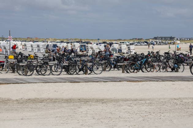 Strandleben am Strand von Sankt Peter-Ording Impressionen. Abgestellte Fahrräder. Sankt Peter Ording, Schleswig-Holstein, DEU, Deutschland, 23.07.2026 *** Beach Life at Sankt Peter Ording Beach: Impressions of Parked Bicycles Sankt Peter Ording, Schleswig-Holstein, DEU, Germany, July 23, 2026