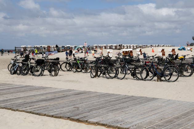 Strandleben am Strand von Sankt Peter-Ording Impressionen. Abgestellte Fahrräder. Sankt Peter Ording, Schleswig-Holstein, DEU, Deutschland, 23.07.2026 *** Beach Life at Sankt Peter Ording Beach: Impressions of Parked Bicycles Sankt Peter Ording, Schleswig-Holstein, DEU, Germany, July 23, 2026