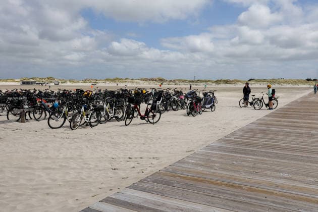 Strandleben am Strand von Sankt Peter-Ording Impressionen. Abgestellte Fahrräder. Sankt Peter Ording, Schleswig-Holstein, DEU, Deutschland, 23.07.2026 *** Beach Life at Sankt Peter Ording Beach: Impressions of Parked Bicycles Sankt Peter Ording, Schleswig-Holstein, DEU, Germany, July 23, 2026