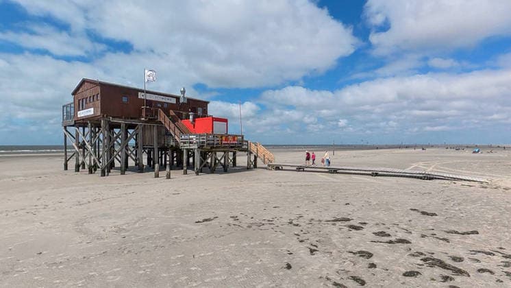 Strandleben am Strand von Sankt Peter-Ording Impressionen. StrandcafÃ Silbermöwe. Sankt Peter Ordning, Schleswig-Holstein, DEU, Deutschland, 23.07.2026 *** Beach Life at Sankt Peter Ording Beach: Scenes from the Silbermöwe Beach Café, Sankt Peter Ording, Schleswig-Holstein, DEU, Germany, July 23, 2026