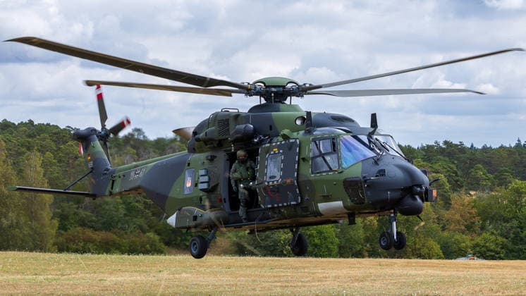Bundesminister Boris Pistorius besucht Transporthubschrauberregiment 30, Külsheim,23.07.2026 Ein NH 90 Transporthubschrauber der Bundeswehr beim Landeanflug auf einer Freifläche. Die seitliche Ladeluke ist geöffnet, ein Besatzungsmitglied ist im Türbereich sichtbar. Der Mehrzweckhubschrauber wird unter anderem für taktischen Transport, MedEvac und Außenlasttransporte eingesetzt. Hardheim Baden-Württemberg Deutschland *** Federal Minister Boris Pistorius visits Transport Helicopter Regiment 30, Külsheim, July 23, 2026. A Bundeswehr NH 90 transport helicopter approaching to land in an open area. The side cargo hatch is open, and a crew member is visible near the door. The multi-purpose helicopter is used for tactical transport, MedEva 20260723-1V9A6212-M4000