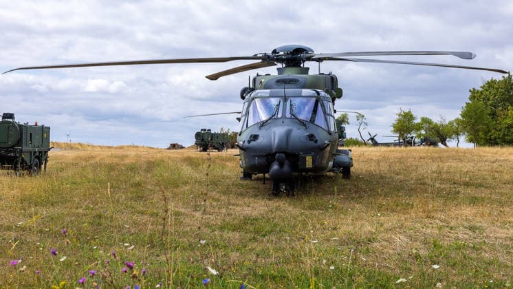 Bundesminister Boris Pistorius besucht Transporthubschrauberregiment 30, Külsheim,23.07.2026 Ein NH90-Transporthubschrauber der Bundeswehr steht auf einem Feldgelände. Im Hintergrund sind weiteres militärisches Gerät und ein zweiter Hubschrauber zu erkennen. Der Besuch von Verteidigungsminister Boris Pistorius beim Transporthubschrauberregiment 30 Tauberfranken steht im Zeichen der NATO-Vorbereitung. Hardheim Baden-Württemberg Deutschland *** Federal Minister Boris Pistorius visits Transport Helicopter Regiment 30 in Külsheim,July 23, 2026 A Bundeswehr NH90 transport helicopter stands on a field. In the background, additional military equipment and a second helicopter can be seen. Defense Minister Boris Pistorius’s visit to Transpor 20260723-286A2796-M4000