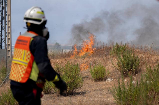 AVE Service Between Madrid and Barcelona Restored After Outage Caused by a Fire Firefighters are working to extinguish a wildfire on the M 206 highway between Torrejón de Ardoz and Loeches on July 23, 2026, in Madrid, Spain. High-speed rail service between Madrid and Barcelona was restored this Thursday afternoon following a disruption caused by a fire that broke out around noon near the tracks and affected trains traveling between Mejorada de Campo and Alcalá de Henares. JULY 23, 2026 Madrid, Madrid, Spain  Copyright: xAlbertoxOrtegax 7683262