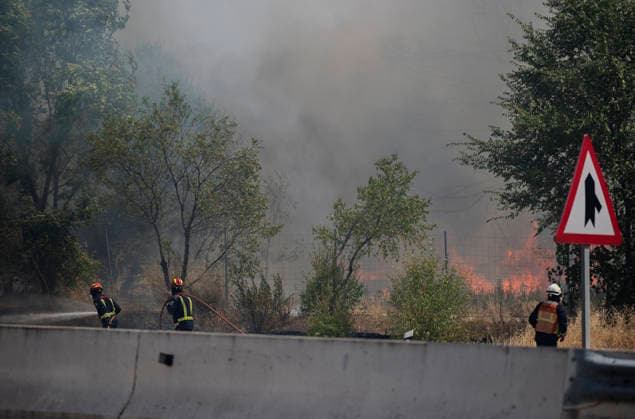 AVE Service Between Madrid and Barcelona Restored After Outage Caused by a Fire Firefighters are working to extinguish a wildfire on the M 206 highway between Torrejón de Ardoz and Loeches on July 23, 2026, in Madrid, Spain. High-speed rail service between Madrid and Barcelona was restored this Thursday afternoon following a disruption caused by a fire that broke out around noon near the tracks and affected trains traveling between Mejorada de Campo and Alcalá de Henares. JULY 23, 2026 Madrid, Madrid, Spain  Copyright: xAlbertoxOrtegax 7683263