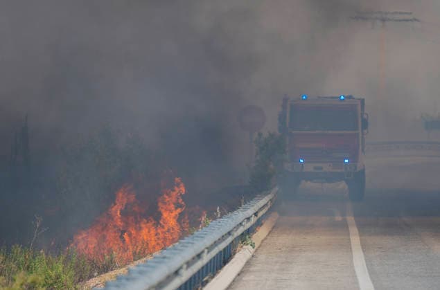 AVE service between Madrid and Barcelona has been restored following a disruption caused by a fire. A fire truck is seen fighting a forest fire on the M 206 highway between Torrejón de Ardoz and Loeches on July 23, 2026, in Madrid, Spain High-speed rail service between Madrid and Barcelona was restored this Thursday afternoon following a disruption caused by a fire that broke out around noon near the tracks and affected trains traveling between Mejorada de Campo and Alcalá de Henares. JULY 23, 2026 Madrid, Madrid, Spain  Copyright: xAlbertoxOrtegax 7683267