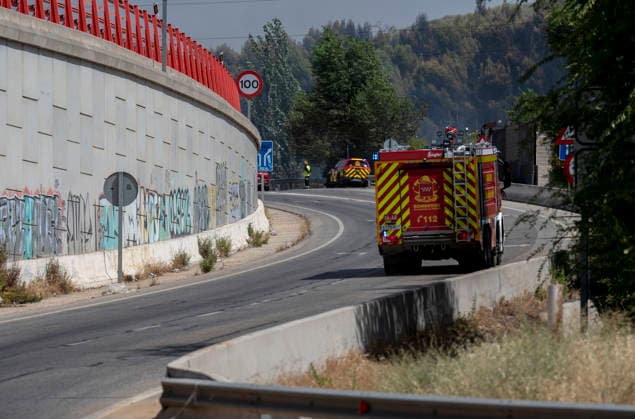 AVE service between Madrid and Barcelona has been restored following a disruption caused by a fire. A fire truck is seen fighting a forest fire on the M 206 highway between Torrejón de Ardoz and Loeches on July 23, 2026, in Madrid, Spain High-speed rail service between Madrid and Barcelona was restored this Thursday afternoon following a disruption caused by a fire that broke out around noon near the tracks and affected trains traveling between Mejorada de Campo and Alcalá de Henares. JULY 23, 2026 Madrid, Madrid, Spain  Copyright: xAlbertoxOrtegax 7683268
