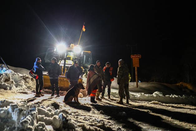 Severe storm in Chile causes the death of at least 13 people and leaves more than 60,000 isolated ALTO DEL CARMEN, CHILE - JULY 23: Residents evacuate after being rescued by military personnel in Alto del Carmen, following an unusually severe storm that struck northern Chile, in Alto del Carmen, Chile, on July 23. According to authorities, the death toll has risen to 13 and four people remain missing as a result of the storm, which has affected 10 of Chile s 16 regions since July 16. The storm has also left some 63,000 people isolated and damaged more than 24,400 homes, including 100 that were destroyed, Chilean authorities reported. Lucas Aguayo Araos Anadolu Alto del carmen Chile. Editorial use only. Please get in touch for any other us  Copyright: x2026xAnadoluxLucasxAguayoxAraosx
