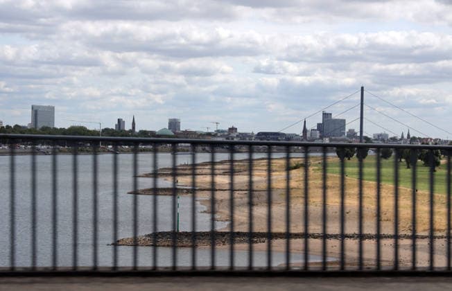 23.07.2026, Deutschland, NRW, Wetter, Hitze, Trockenheit, Klima, Der Rhein in Düsseldorf bei Niedrigwasser, niedriger Wasserstand, Pegel, Deutschland *** July 23, 2026, Germany, North Rhine-Westphalia, Weather, Heat, Drought, Climate, The Rhine in Düsseldorf during low water, low water level, water level, Germany Copyright: xD.xKerlekin SnowfieldxPhotographyx SF230726RheinD1