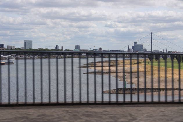 23.07.2026, Deutschland, NRW, Wetter, Hitze, Trockenheit, Klima, Der Rhein in Düsseldorf bei Niedrigwasser, niedriger Wasserstand, Pegel, Deutschland *** July 23, 2026, Germany, North Rhine-Westphalia, Weather, Heat, Drought, Climate, The Rhine in Düsseldorf during low water, low water level, water level, Germany Copyright: xD.xKerlekin SnowfieldxPhotographyx SF230726RheinD2