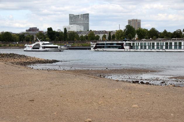 23.07.2026, Deutschland, NRW, Wetter, Hitze, Trockenheit, Klima, Der Rhein in Düsseldorf bei Niedrigwasser, niedriger Wasserstand, Pegel, Schiffe, Schiffsverkehr, Deutschland *** July 23, 2026, Germany, North Rhine-Westphalia, Weather, Heat, Drought, Climate, The Rhine in Düsseldorf during low water, low water level, water level, ships, shipping traffic, Germany Copyright: xD.xKerlekin SnowfieldxPhotographyx SF230726RheinD3