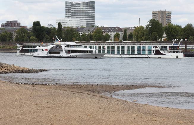 23.07.2026, Deutschland, NRW, Wetter, Hitze, Trockenheit, Klima, Der Rhein in Düsseldorf bei Niedrigwasser, niedriger Wasserstand, Pegel, Schiffe, Schiffsverkehr, Deutschland *** July 23, 2026, Germany, North Rhine-Westphalia, Weather, Heat, Drought, Climate, The Rhine in Düsseldorf during low water, low water level, water level, ships, shipping traffic, Germany Copyright: xD.xKerlekin SnowfieldxPhotographyx SF230726RheinD5