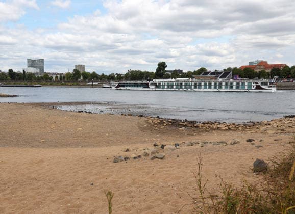 23.07.2026, Deutschland, NRW, Wetter, Hitze, Trockenheit, Klima, Der Rhein in Düsseldorf bei Niedrigwasser, niedriger Wasserstand, Pegel, Schiffe, Schiffsverkehr, Deutschland *** July 23, 2026, Germany, North Rhine-Westphalia, Weather, Heat, Drought, Climate, The Rhine in Düsseldorf during low water, low water level, water level, ships, shipping traffic, Germany Copyright: xD.xKerlekin SnowfieldxPhotographyx SF230726RheinD6