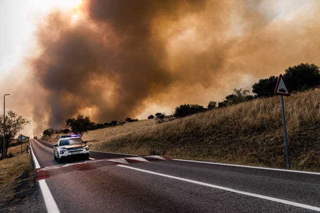 A wildfire breaks out in San Martín de Valdeiglesias, Madrid, after a car catches fire on the M 501. A Civil Guard vehicle monitors the fire’s progress on July 23, 2026, in San Martín de Valdeiglesias, Madrid, Spain. A new wildfire broke out this Thursday in the Community of Madrid after a car caught fire on the M-501 in the town of San Martín de Valdeiglesias, and the flames spread to the surrounding hills, according to eyewitness sources who spoke to Europa Press. JULY 23, 2026 FIRE BLaze FLAMES CIVIL GUARD PIXELATED Carlos Lujá San Martín de Valdeiglesias, Madrid, Spain San Martín de Valdeiglesias, Madrid, Spain  Copyright: xCarlosxLujanx 7683407