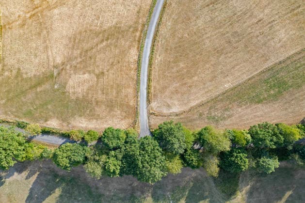 Luftaufnahme. Sommer im Siegerland. Aufgrund des fehlenden Regens sind einige Wiesen, Weideflaechen (Weideflächen) wie hier in Siegen-Oberschelden sehr trocken. Zwischen den Wiesen verlaeuft (verläuft) eine Strasse (Straße). Sommer am 23.07.2026 in Siegen Deutschland. *** Aerial view of the Siegerland region in summer. Due to the lack of rain, some meadows and pastures—such as here in Oberschelden, Siegen—are very dry. A road runs between the meadows. Summer, July 23, 2026, in Siegen, Germany