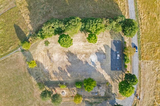 Luftaufnahme. Sommer im Siegerland. Der Bolzplatz in Siegen-Oberschelden ist aufgrund des fehlenden Regens sehr trocken. Rund um den Bolzplatz stehen Baeume (Bäume). Sommer am 23.07.2026 in Siegen Deutschland. *** Aerial view of summer in the Siegerland region. The soccer field in Siegen-Oberschelden is very dry due to the lack of rain. Trees surround the soccer field. Summer on July 23, 2026, in Siegen, Germany