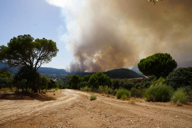 Wildfire prompts evacuations near Madrid amid high temperatures PELAYOS DE LA PRESA, SPAIN - JULY 23: Smoke and flames rise from a wildfire near Pelayos de la Presa, west of Madrid, amid high temperatures in Spain, on July 23, 2026. Ahmet Abbadi Anadolu Pelayos de la presa Spain. Editorial use only. Please get in touch for any other usage.  Copyright: x2026xAnadoluxAhmetxAbbadix