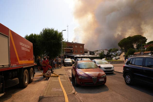 Wildfire prompts evacuations near Madrid amid high temperatures PELAYOS DE LA PRESA, SPAIN - JULY 23: Members of Spain’s Guardia Civil evacuate residents and implement safety measures as a wildfire spreads near Pelayos de la Presa, west of Madrid, amid high temperatures in Spain, on July 23, 2026. Ahmet Abbadi Anadolu Pelayos de la presa Spain. Editorial use only. Please get in touch for any other usage.  Copyright: x2026xAnadoluxAhmetxAbbadix