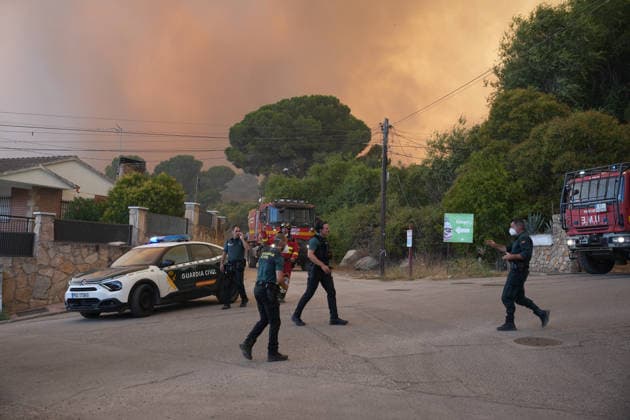 Wildfire prompts evacuations near Madrid amid high temperatures PELAYOS DE LA PRESA, SPAIN - JULY 23: Members of Spain’s Guardia Civil evacuate residents and implement safety measures as a wildfire spreads near Pelayos de la Presa, west of Madrid, amid high temperatures in Spain, on July 23, 2026. Ahmet Abbadi Anadolu Pelayos de la presa Spain. Editorial use only. Please get in touch for any other usage.  Copyright: x2026xAnadoluxAhmetxAbbadix