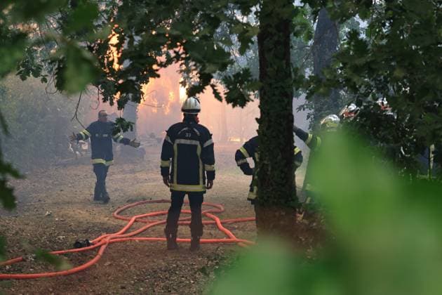 Fires in Gironde, Lège-Cap-Ferret PHOTOPQR SUD OUEST Photo by Fabien Cottereau Lège-Cap-Ferret July 23, 2026 Fires in Gironde The first houses affected by the flames in Lège-Cap-Ferret, behind the sports arena, the town is being evacuated Gironde, France – July 23, 2026 Firefighters battle a fast-moving wildfire in Lège-Cap-Ferret, Gironde, France  Copyright: xPHOTOPQR SUDxOUEST MAXPPPxPhotoxFabienxCottereaux 20260723SDO6879 20260723SDO6879