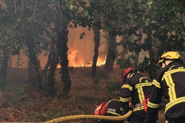 Fires in Gironde, Lège-Cap-Ferret PHOTOPQR SUD OUEST Photo by Fabien Cottereau Lège-Cap-Ferret July 23, 2026 Fires in Gironde The first houses affected by the flames in Lège-Cap-Ferret, behind the sports arena, the town is being evacuated Gironde, France – July 23, 2026 Firefighters battle a fast-moving wildfire in Lège-Cap-Ferret, Gironde, France  Copyright: xPHOTOPQR SUDxOUEST MAXPPPxPhotoxFabienxCottereaux 20260723SDO6880 20260723SDO6880
