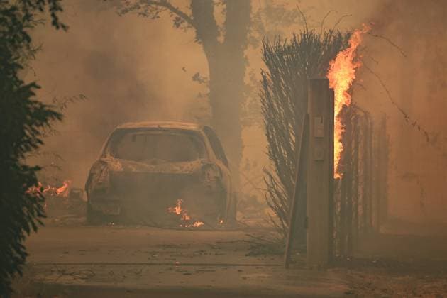 Fires in Gironde, Lège-Cap-Ferret PHOTOPQR SUD OUEST Photo by Fabien Cottereau Lège-Cap-Ferret July 23, 2026 Fires in Gironde The first houses affected by the flames in Lège-Cap-Ferret, behind the sports arena, the town is being evacuated Gironde, France – July 23, 2026 Firefighters battle a fast-moving wildfire in Lège-Cap-Ferret, Gironde, France  Copyright: xPHOTOPQR SUDxOUEST MAXPPPxPhotoxFabienxCottereaux 20260723SDO6883 20260723SDO6883