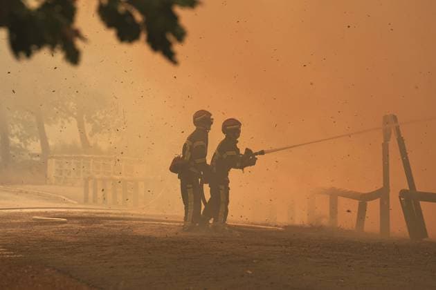 Fires in Gironde, Lège-Cap-Ferret PHOTOPQR SUD OUEST Photo by Fabien Cottereau Lège-Cap-Ferret July 23, 2026 Fires in Gironde The first houses affected by the flames in Lège-Cap-Ferret, behind the sports arena, the town is being evacuated Gironde, France – July 23, 2026 Firefighters battle a fast-moving wildfire in Lège-Cap-Ferret, Gironde, France  Copyright: xPHOTOPQR SUDxOUEST MAXPPPxPhotoxFabienxCottereaux 20260723SDO6886 20260723SDO6886