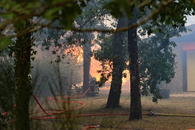 Fires in Gironde, Lège-Cap-Ferret PHOTOPQR SUD OUEST Photo by Fabien Cottereau Lège-Cap-Ferret July 23, 2026 Fires in Gironde The first houses affected by the flames in Lège-Cap-Ferret, behind the sports arena, the town is being evacuated Gironde, France – July 23, 2026 Firefighters battle a fast-moving wildfire in Lège-Cap-Ferret, Gironde, France  Copyright: xPHOTOPQR SUDxOUEST MAXPPPxPhotoxFabienxCottereaux 20260723SDO6908 20260723SDO6908
