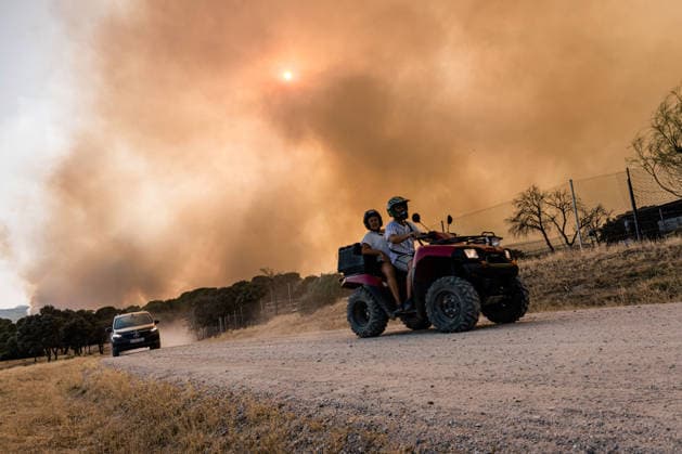 A wildfire breaks out in San Martín de Valdeiglesias, Madrid, after a car catches fire on the M 501. Several vehicles drive away from the fire, on July 23, 2026, in San Martín de Valdeiglesias, Madrid, Spain. A new wildfire broke out this Thursday in the Community of Madrid after a car caught fire on the M-501 in the town of San Martín de Valdeiglesias, and the flames spread to the surrounding hills, according to eyewitness sources who spoke to Europa Press. JULY 23, 2026 FIRE BLaze FLAMES CIVIL GUARD PIXELATED Carlos Lujá San Martín de Valdeiglesias, Madrid San Martín de Valdeiglesias, Madrid, Spain  Copyright: xCarlosxLujanx 7683424