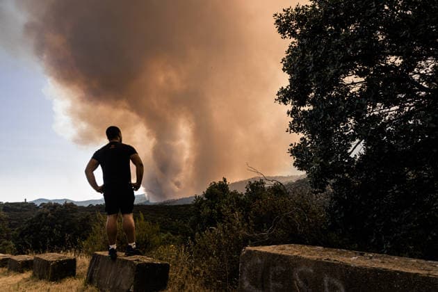 A wildfire breaks out in San Martín de Valdeiglesias, Madrid, after a car catches fire on the M 501. A person watches the fire spread on July 23, 2026, in San Martín de Valdeiglesias, Madrid, Spain. A new wildfire broke out this Thursday in the Community of Madrid after a car caught fire on the M-501 in the town of San Martín de Valdeiglesias, and the flames spread to the surrounding hills, according to eyewitness sources who spoke to Europa Press. JULY 23, 2026 FIRE BLaze FLAMES CIVIL GUARD Carlos Lujá San Martín de Valdeiglesias, Madrid San Martín de Valdeiglesias, Madrid Spain  Copyright: xCarlosxLujanx 7683435