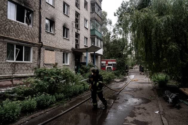 Residential Neighborhood in Sloviansk Hit by Heavy Aerial Bombardment SLOVIANSK, DONETSK REGION, UKRAINE July 23, 2026: A residential neighborhood in Sloviansk was struck during a heavy aerial bombardment involving four guided aerial bombs, according to local authorities. The extent of casualties and damage was not immediately known, with emergency services continuing response and assessment operations. Photo: Vincenzo Circosta JNA Press. Slovjiansk Donetsk Oblast Ukraine Copyright: x xVincenzoxCircostax xJNAxPressx