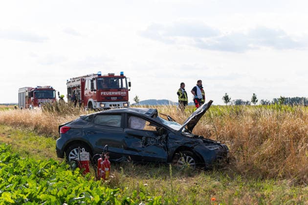 Transporter wendet auf B426 PKW-Fahrerin überschlägt sich nach Kollision und wird verletzt Am 23.07.2026 kollidierte auf der B426 zwischen Reinheim und Lengfeld im Landkreis Darmstadt-Dieburg ein PKW mit einem Transporter, der vermutlich auf der Fahrbahn wenden wollte. Die SEAT-Fahrerin kam von der Fahrbahn ab und überschlug sich, wobei ihr Fahrzeug stark deformiert auf einem Feld liegen blieb. Sie wurde mittelschwer verletzt und nach Erstversorgung durch den Rettungsdienst in ein Krankenhaus gebracht, der Fahrer des Transporters erlitt leichte Verletzungen. Beide Fahrzeuge erlitten Totalschaden, im Einsatz waren die Feuerwehren Reinheim und Ueberau mit rund 30 Einsatzkräften, drei Rettungswagen, ein Notarzt und eine Polizeistreife.