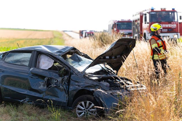 Transporter wendet auf B426 PKW-Fahrerin überschlägt sich nach Kollision und wird verletzt Am 23.07.2026 kollidierte auf der B426 zwischen Reinheim und Lengfeld im Landkreis Darmstadt-Dieburg ein PKW mit einem Transporter, der vermutlich auf der Fahrbahn wenden wollte. Die SEAT-Fahrerin kam von der Fahrbahn ab und überschlug sich, wobei ihr Fahrzeug stark deformiert auf einem Feld liegen blieb. Sie wurde mittelschwer verletzt und nach Erstversorgung durch den Rettungsdienst in ein Krankenhaus gebracht, der Fahrer des Transporters erlitt leichte Verletzungen. Beide Fahrzeuge erlitten Totalschaden, im Einsatz waren die Feuerwehren Reinheim und Ueberau mit rund 30 Einsatzkräften, drei Rettungswagen, ein Notarzt und eine Polizeistreife.