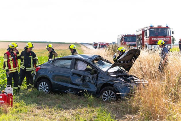 Transporter wendet auf B426 PKW-Fahrerin überschlägt sich nach Kollision und wird verletzt Am 23.07.2026 kollidierte auf der B426 zwischen Reinheim und Lengfeld im Landkreis Darmstadt-Dieburg ein PKW mit einem Transporter, der vermutlich auf der Fahrbahn wenden wollte. Die SEAT-Fahrerin kam von der Fahrbahn ab und überschlug sich, wobei ihr Fahrzeug stark deformiert auf einem Feld liegen blieb. Sie wurde mittelschwer verletzt und nach Erstversorgung durch den Rettungsdienst in ein Krankenhaus gebracht, der Fahrer des Transporters erlitt leichte Verletzungen. Beide Fahrzeuge erlitten Totalschaden, im Einsatz waren die Feuerwehren Reinheim und Ueberau mit rund 30 Einsatzkräften, drei Rettungswagen, ein Notarzt und eine Polizeistreife.
